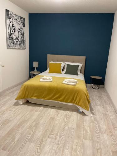 Cama ou camas em um quarto em Nantua: joli appartement idéalement situé.