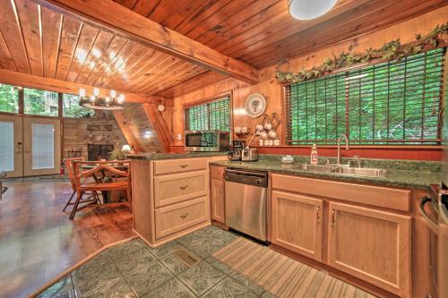 Kitchen o kitchenette sa A-Frame Gatlinburg Cabin with Deck and Private Hot Tub