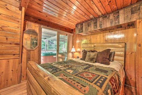 Ein Bett oder Betten in einem Zimmer der Unterkunft A-Frame Gatlinburg Cabin with Deck and Private Hot Tub