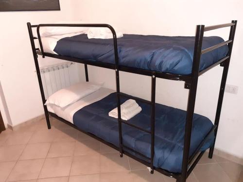 スカンノにあるCasa di Amiciの二段ベッド2組が備わる客室です。