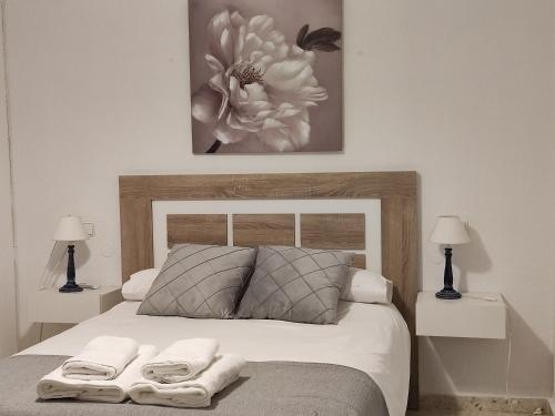 een slaapkamer met een bed met twee handdoeken erop bij Nuevo Sueño del Alcazar in Córdoba