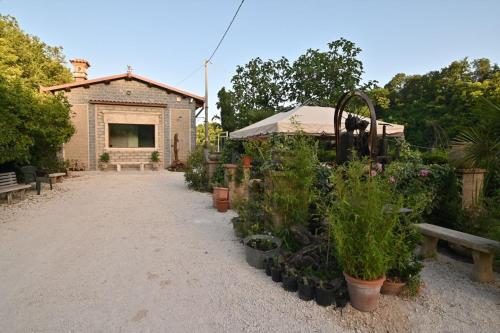 a garden with potted plants in front of a building at Agriturismo le Fontane - Lago di Bolsena in Grotte di Castro