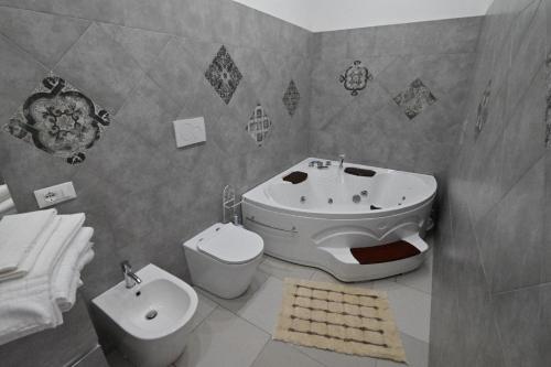 a bathroom with a sink and a tub and a toilet at Agriturismo le Fontane - Lago di Bolsena in Grotte di Castro