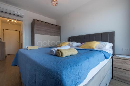 Un pat sau paturi într-o cameră la Sea View Apartment Ljiljana