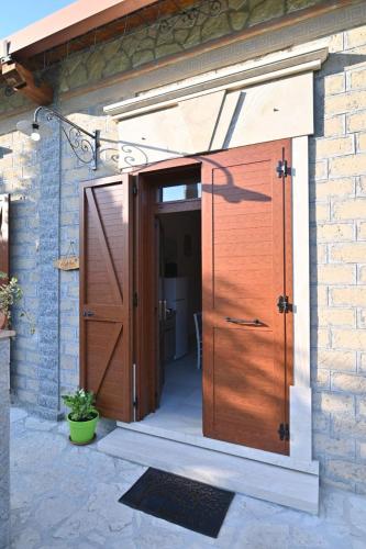 a large wooden door in a brick building at Agriturismo le Fontane - Lago di Bolsena in Grotte di Castro