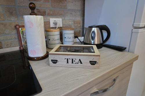 a tea box sitting on top of a counter at Agriturismo le Fontane - Lago di Bolsena in Grotte di Castro