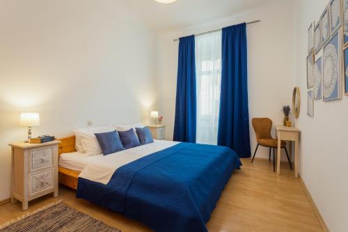 ein Schlafzimmer mit einem blauen Bett und einem Fenster in der Unterkunft Apartman Lussi in Pula