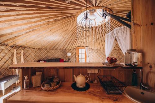 A kitchen or kitchenette at VasaRojaus Jurta