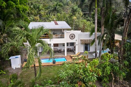 สระว่ายน้ำที่อยู่ใกล้ ๆ หรือใน Villa Ananda
