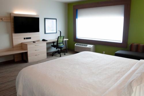 Télévision ou salle de divertissement dans l'établissement Holiday Inn Express & Suites Edmonton N - St Albert by IHG