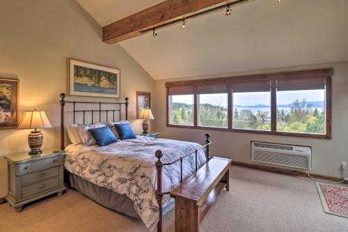 Een bed of bedden in een kamer bij Expansive Bigfork Resort Retreat on Flathead Lake!