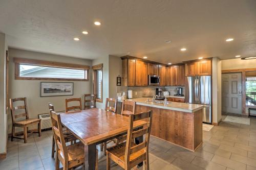 Cuisine ou kitchenette dans l'établissement Expansive Bigfork Resort Retreat on Flathead Lake!