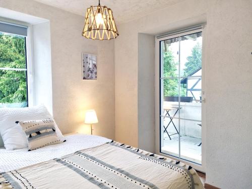 1 dormitorio con cama y ventana grande en Apartment Kerbholz - zwischen Südschwarzwald und Schweiz, en Klettgau