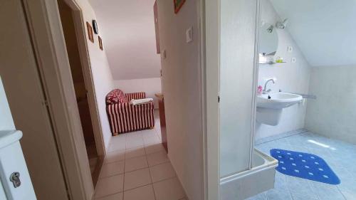 y baño con ducha, lavabo y aseo. en Apartment in Zamardi/Balaton 20348 en Zamárdi