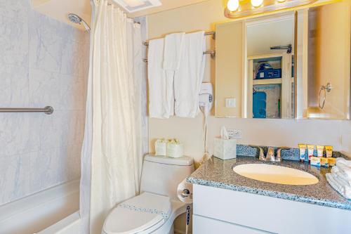 ein Badezimmer mit einem WC, einem Waschbecken und einer Badewanne in der Unterkunft Escape to Paradise, Ocean & Diamond Head View Studio in Waikiki! in Honolulu