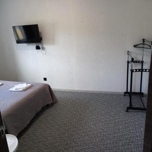 a room with a bed and a tv on the wall at Rancho Resort in Bilichi