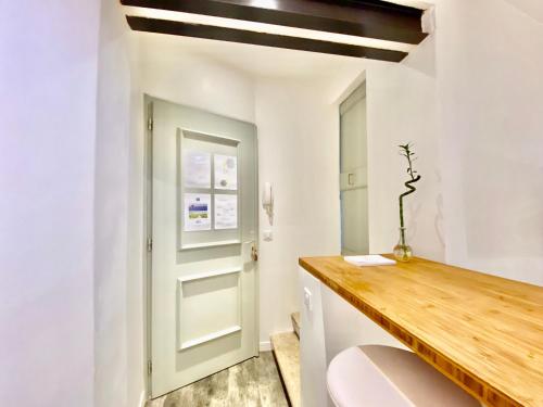 La salle de bains est pourvue de toilettes et d'un bureau en bois. dans l'établissement Èrsextius, VECA, Aix-en-Provence, à Aix-en-Provence