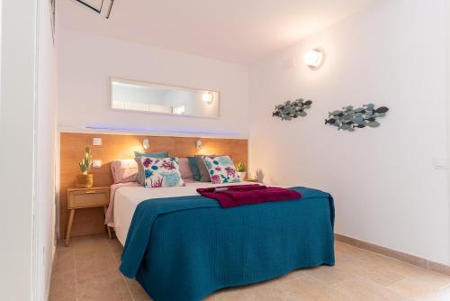 sypialnia z łóżkiem z niebieskim kocem w obiekcie Quality and peaceful stay in Playa del Inglés w mieście Playa del Ingles