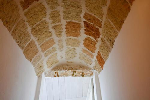 a giraffe patterned ceiling and a window at Dimora Lilla in Polignano a Mare