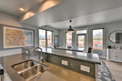 Η κουζίνα ή μικρή κουζίνα στο 0660 Dtwn Salida Condo with Balcony