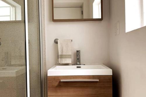 a bathroom with a white sink and a mirror at 119 LOFT DONCELES CENTRO HISTÓRICO CDMX in Mexico City