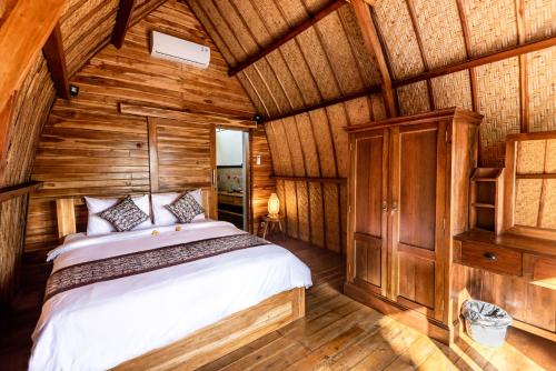 Katil atau katil-katil dalam bilik di Ulun Si Joglo Private Villa By Supala