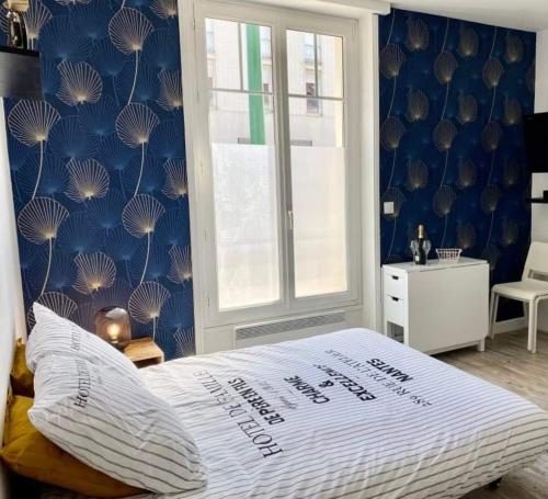 漢斯的住宿－Superbe studio proche du centre-ville de Reims，一间卧室配有一张蓝色墙壁的床