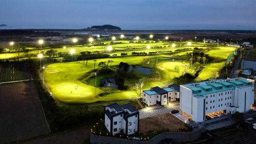 una vista aerea di un campo da golf di notte di SN Hotel Daecheon a Boryeong