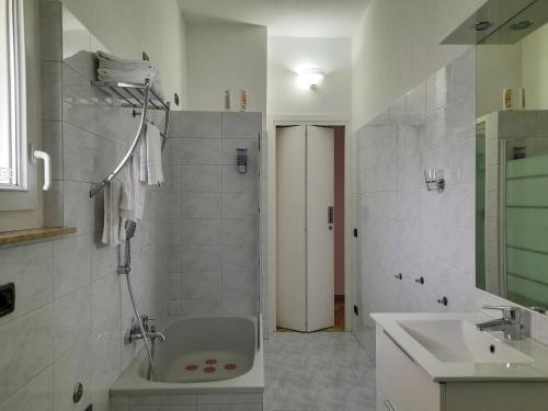 W łazience znajduje się wanna, umywalka i prysznic. w obiekcie BIKE HOUSE 1 "silver" w mieście Seriate