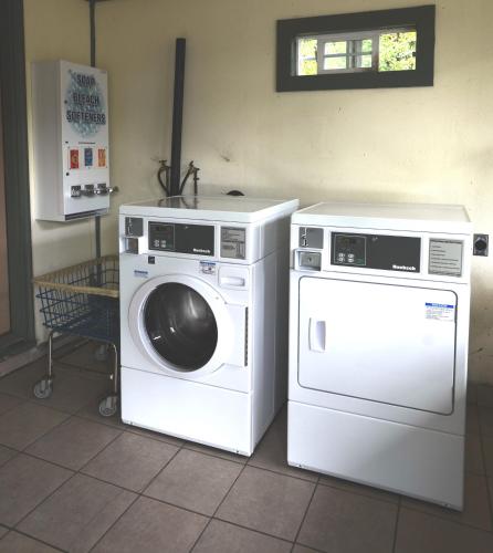 a washing machine and a washer in a room at Discovery Inn - Eureka in Eureka
