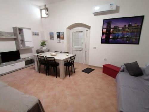 a living room with a table and chairs and a couch at Zeropassidalcentro Zeroinfrominthecenter in Marsala