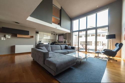 Modern Loft 50m from Metro