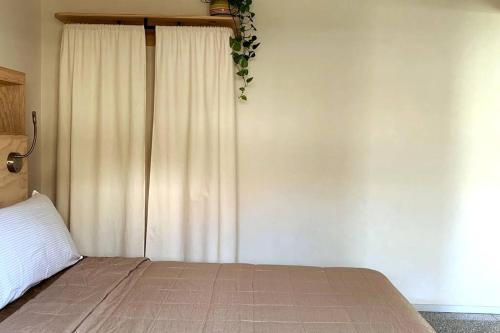 1 dormitorio con 1 cama y una ventana con cortinas en 123 LOFT CONFORT CENTRO HIST CDMX VENTANA ACUSTICA, en Ciudad de México