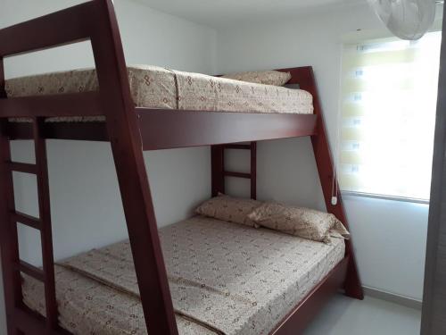 朵索巴的住宿－Departamento amoblado en Tonsupa，客房内的两张双层床