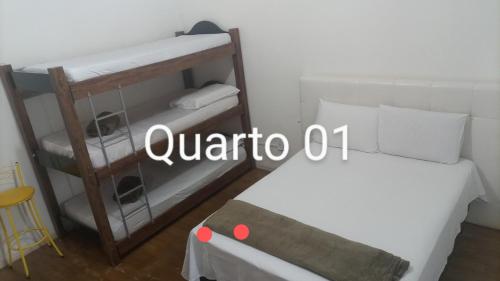 a small bedroom with a bunk bed and a bunk bed at Pousada Cama & Café in Navegantes