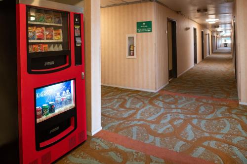 グレンデールにあるGlendale Hotelの建物廊下の赤自動販売機