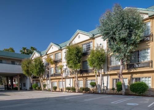 グレンデールにあるGlendale Hotelの目の前に木々が生い茂るアパートメント
