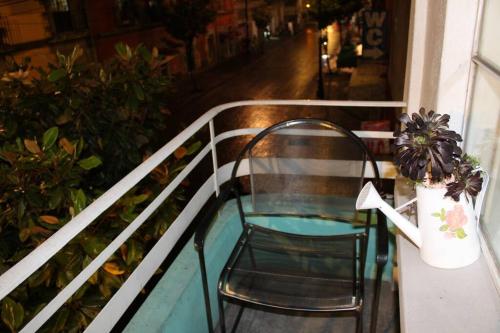 una silla sentada junto a una mesa en un balcón en 1A Cómodo y atractivo en el centro histórico CDMX, en Ciudad de México