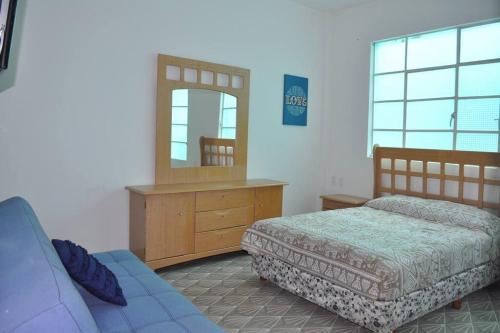 Tempat tidur dalam kamar di 1A Cómodo y atractivo en el centro histórico CDMX