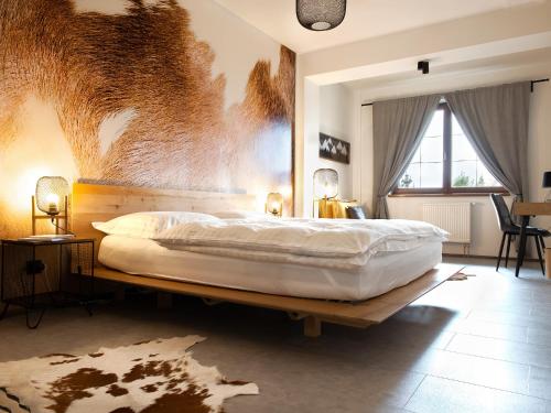 - une chambre avec un grand lit blanc et une tête de lit en bois dans l'établissement TatryView Apartments by KingDubaj PREMIUM, à Veľká Lomnica
