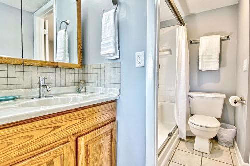 La salle de bains est pourvue d'un lavabo et de toilettes. dans l'établissement Madeira Beach Yacht Club 329H, à St. Pete Beach