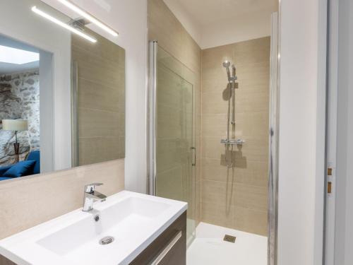 W łazience znajduje się umywalka i prysznic. w obiekcie Gîte Mortagne-sur-Sèvre, 1 pièce, 2 personnes - FR-1-426-484 w mieście Mortagne-sur-Sèvre