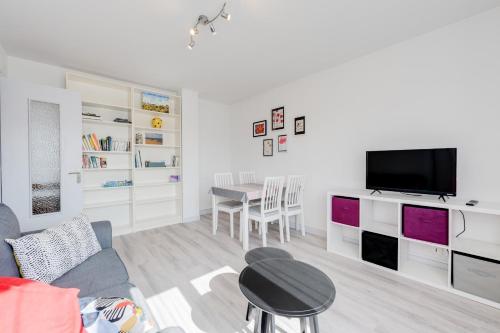 sala de estar con TV y mesa en The Bells - Charming T2 near the Lake en Annecy