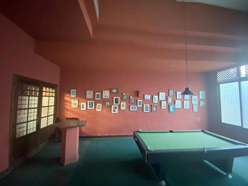 Cette chambre dispose d'un billard et d'un mur avec des photos. dans l'établissement Private chalte Palmera sokhna family, à Ain Sokhna