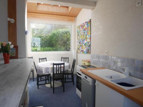 une cuisine et une salle à manger avec une table et une fenêtre dans l'établissement Apartment in Portsall with Stunning Sea View, à Ploudalmézeau