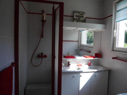 une salle de bain avec deux lavabos et une douche dans l'établissement Apartment in Portsall with Stunning Sea View, à Ploudalmézeau