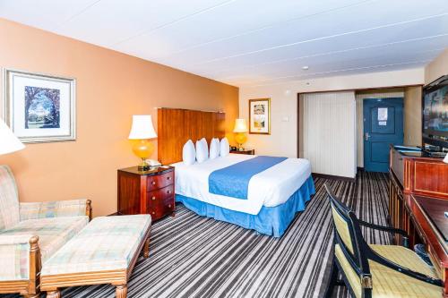 Un pat sau paturi într-o cameră la Metro Points Hotel Washington North