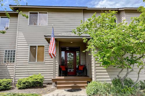 a house with an american flag in front of it at Desert Eagle On Par in Redmond