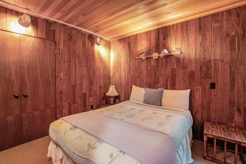 Postel nebo postele na pokoji v ubytování Nehalem Woods