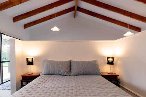 Postel nebo postele na pokoji v ubytování Aotearoa Lodge